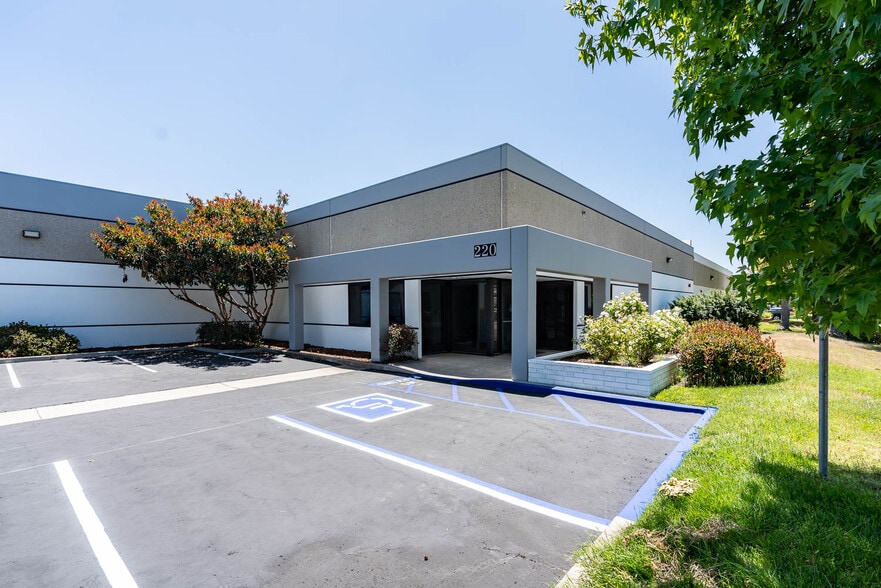 220 Bernoulli Cir, Oxnard, CA for sale - Primary Photo - Image 3 of 13