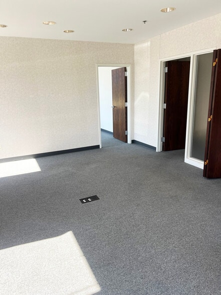 2230 Point Blvd, Elgin, IL for lease - Building Photo - Image 2 of 13