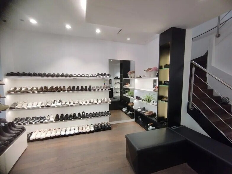 Retail in Strasbourg for lease - Building Photo - Image 2 of 3