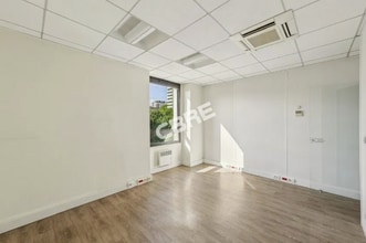 Office in Issy-les-Moulineaux for lease Interior Photo- Image 2 of 12