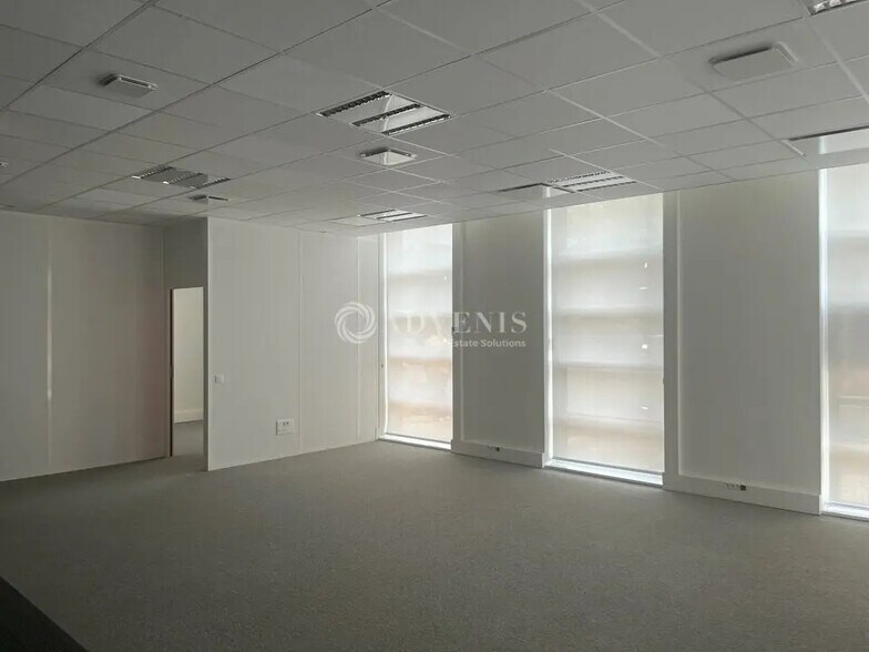 Office in Tours for lease - Interior Photo - Image 3 of 5