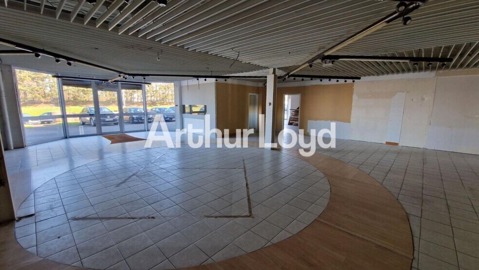 Retail in Mondeville for lease - Interior Photo - Image 3 of 3