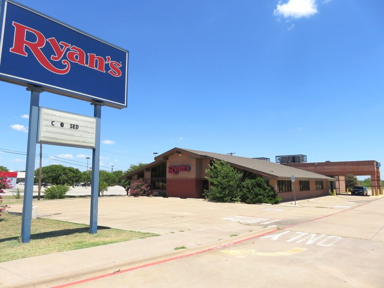 1501 S Cherry Ln, White Settlement, TX 76108