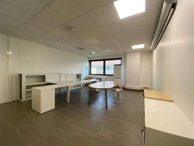 Flex in Ivry-sur-Seine for lease - Building Photo - Image 2 of 12