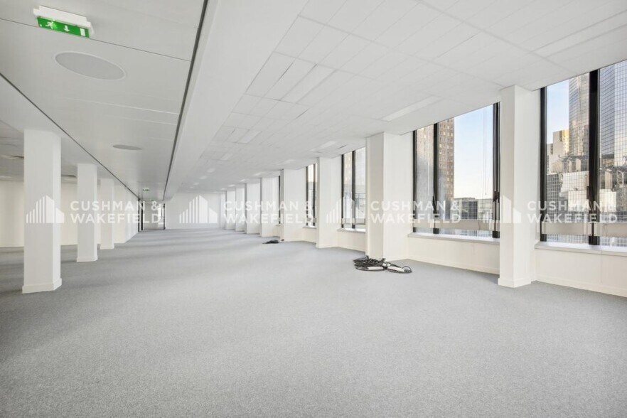 Office in Courbevoie for lease - Interior Photo - Image 2 of 8
