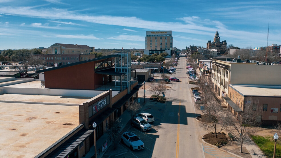 314 E Hickory St, Denton, TX for lease - Building Photo - Image 3 of 17
