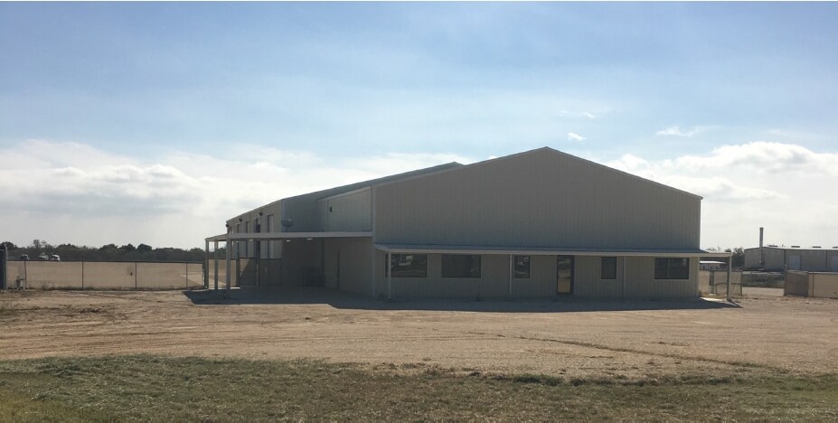 224 Zander Ln, Pleasanton, TX for sale Primary Photo- Image 1 of 1