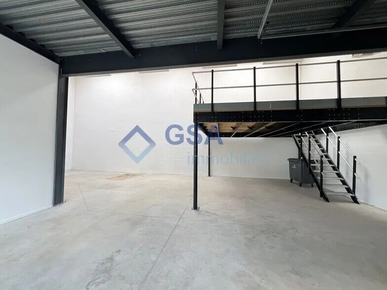 Office in Lieusaint for lease - Interior Photo - Image 2 of 6