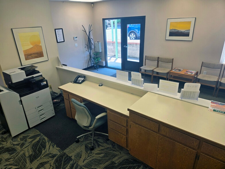 24111 NE Halsey St, Wood Village, OR for lease - Building Photo - Image 3 of 8