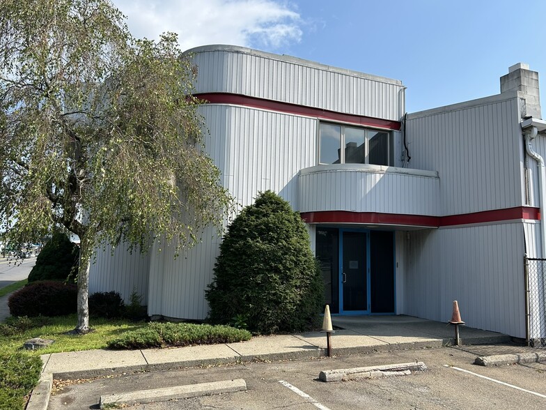 320 N Courtland St, East Stroudsburg, PA for lease - Building Photo - Image 1 of 15