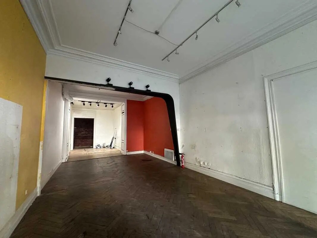 Retail in Bordeaux for lease Interior Photo- Image 1 of 4