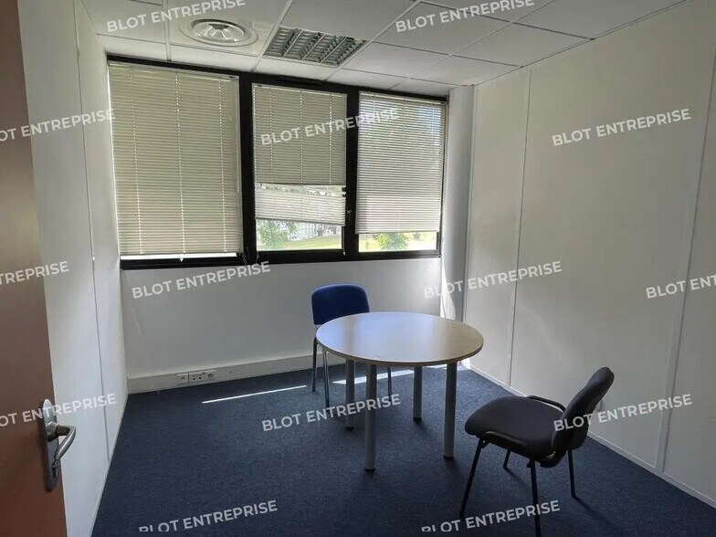 Office in Bruz for lease - Interior Photo - Image 3 of 8