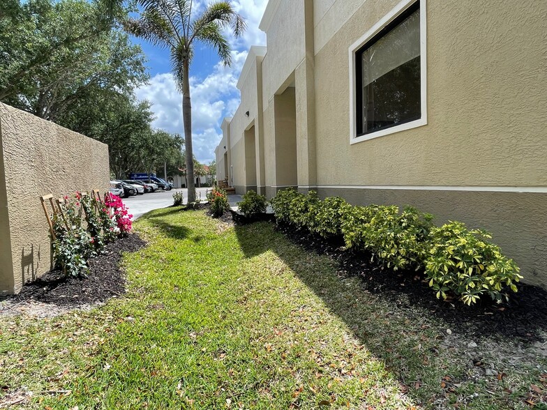 2600 Northbrooke Plaza Dr, Naples, FL for lease - Building Photo - Image 3 of 7