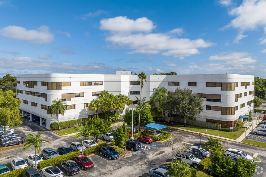 9050 Pines Blvd, Pembroke Pines, FL for lease - Building Photo - Image 1 of 21