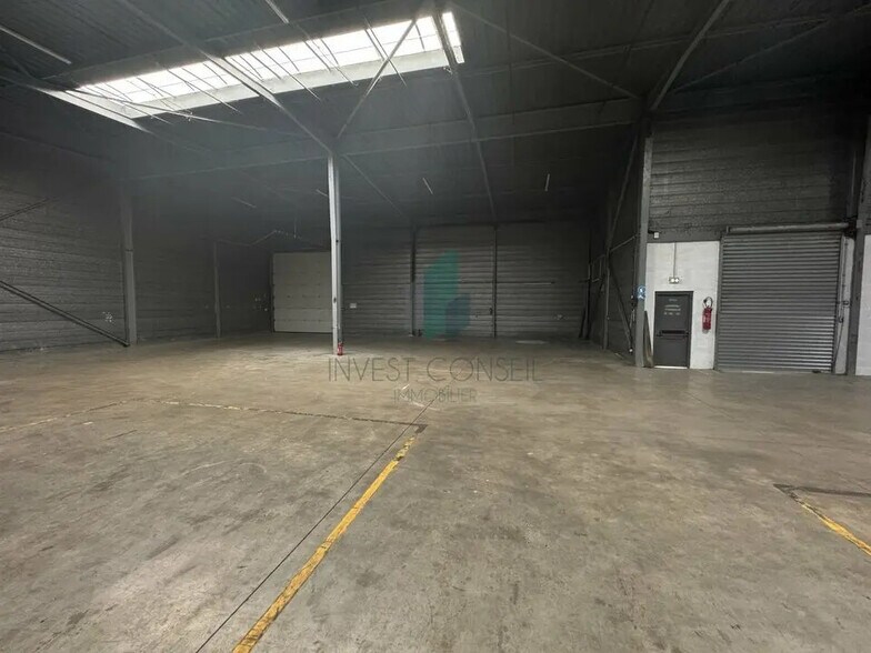 Flex in Louvres for lease - Building Photo - Image 2 of 9