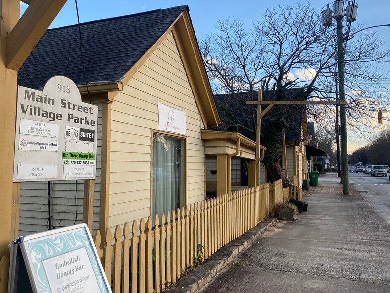 913 Main St, Stone Mountain, GA for lease - Building Photo - Image 1 of 5