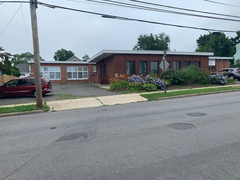 1037 Sylvan Ave, Bridgeport, CT 06606