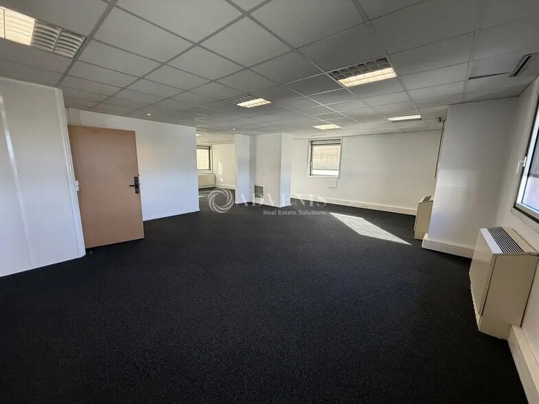 Office in Noisy-le-Grand for lease - Interior Photo - Image 3 of 11