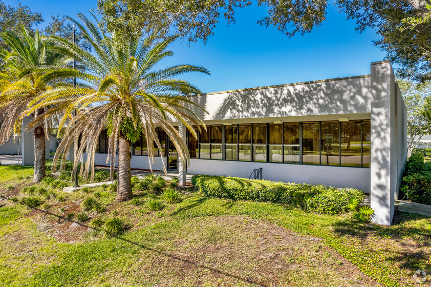 2046 Bayshore Blvd, Dunedin, FL for lease - Primary Photo - Image 1 of 27