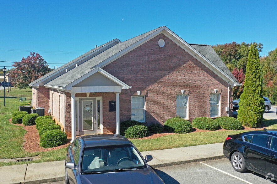 176-188 Baker Rd, High Point, NC for lease - Building Photo - Image 1 of 3