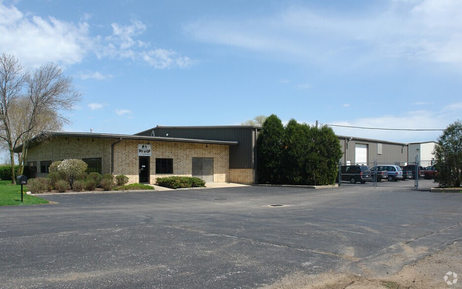 7316 Teckler Blvd, Crystal Lake, IL for sale - Primary Photo - Image 1 of 1