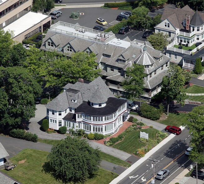 32 Field Point Rd, Greenwich, CT 06830