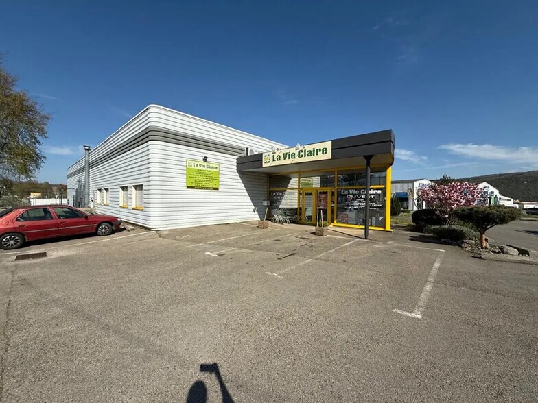 Retail in Besançon for lease - Building Photo - Image 2 of 8