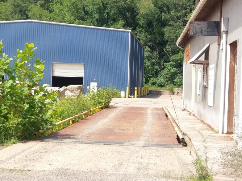 2003 Crows Run Rd, Conway, PA for sale - Primary Photo - Image 1 of 1