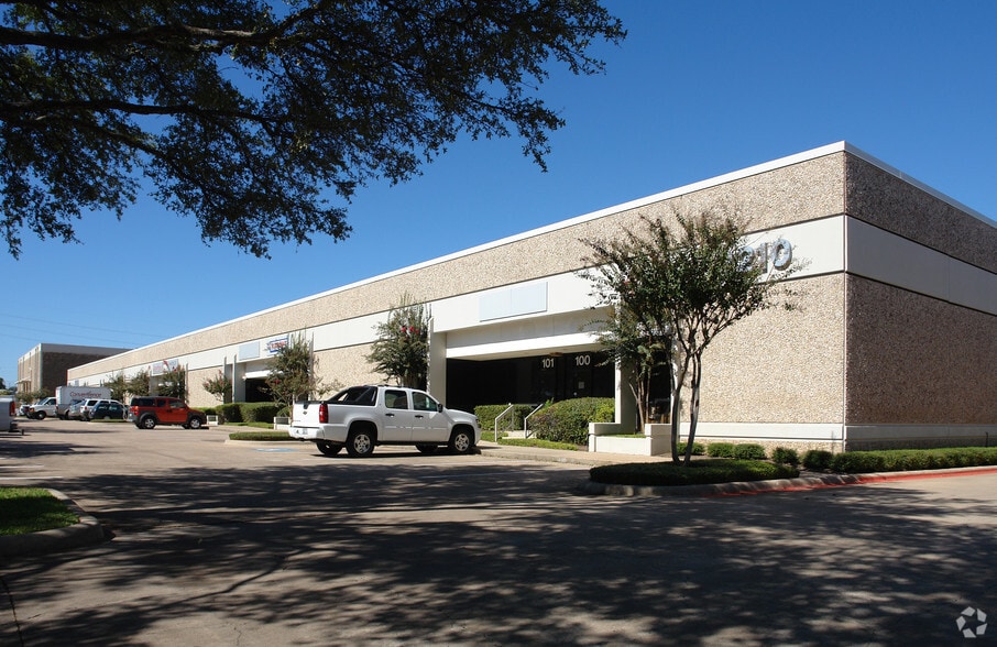 2210 Denton Dr, Austin, TX for lease - Building Photo - Image 2 of 6