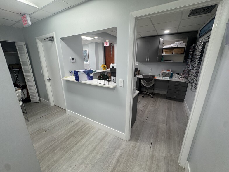 5210 Linton Blvd, Delray Beach, FL for lease - Lobby - Image 3 of 11