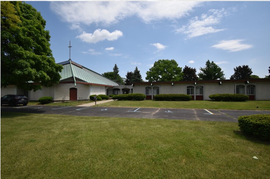 20300 Middlebelt Rd, Livonia, MI for lease - Primary Photo - Image 1 of 17