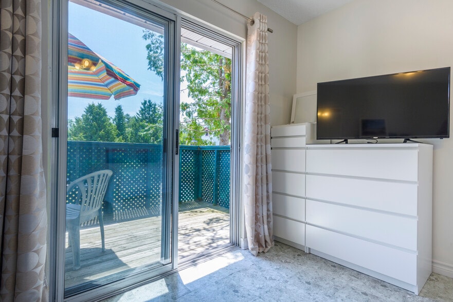 169 Mosley St, Wasaga Beach, ON for sale - Interior Photo - Image 3 of 8