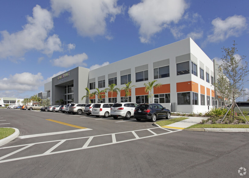 200-220 Hillsboro Technology Dr, Deerfield Beach, FL for lease - Building Photo - Image 3 of 11