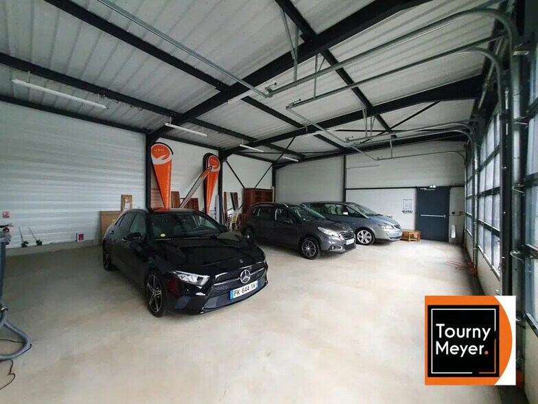 Flex in Pacé for lease - Interior Photo - Image 2 of 3