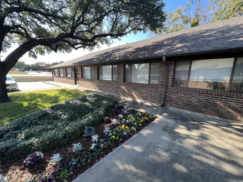 1121 Dallas Dr, Denton, TX for lease - Building Photo - Image 3 of 6