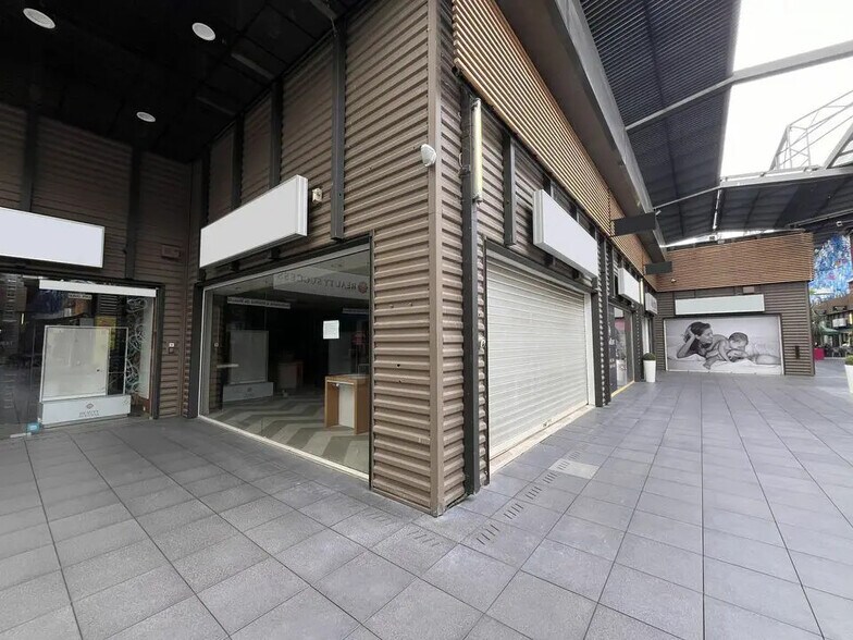 Retail in Marseille for lease - Building Photo - Image 1 of 17
