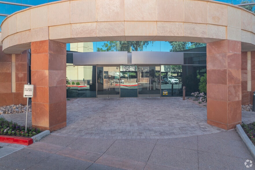 8501 N Scottsdale Rd, Scottsdale, AZ for lease - Building Photo - Image 2 of 7
