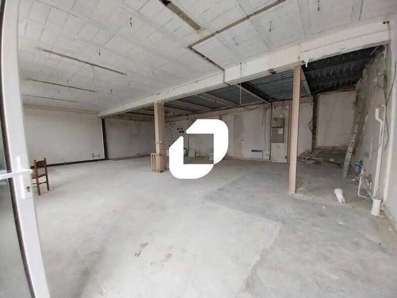 Office in Maurepas for lease - Building Photo - Image 2 of 11