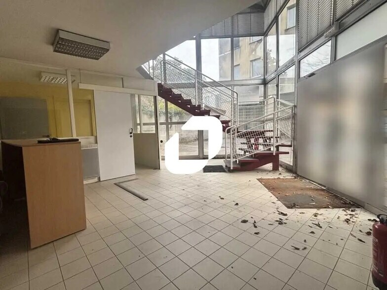 Office in Bordeaux for lease - Interior Photo - Image 3 of 12