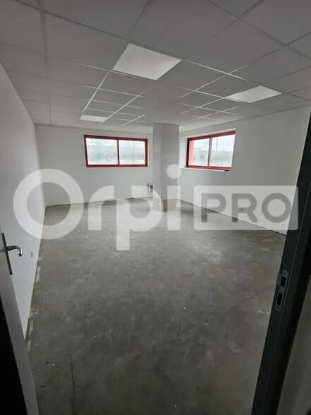 Office in Reims for lease - Interior Photo - Image 2 of 2