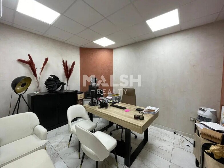 Flex in Saint-Priest for lease - Interior Photo - Image 2 of 4