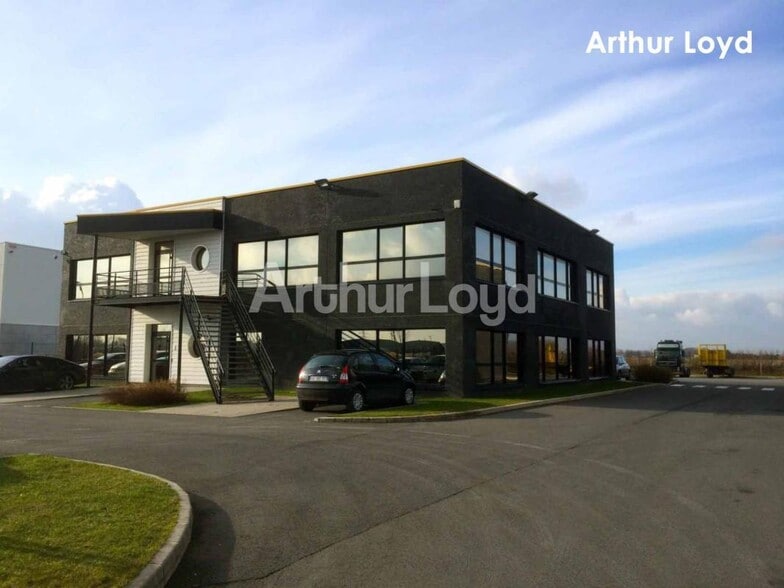 Industrial in Carvin for lease - Building Photo - Image 1 of 5