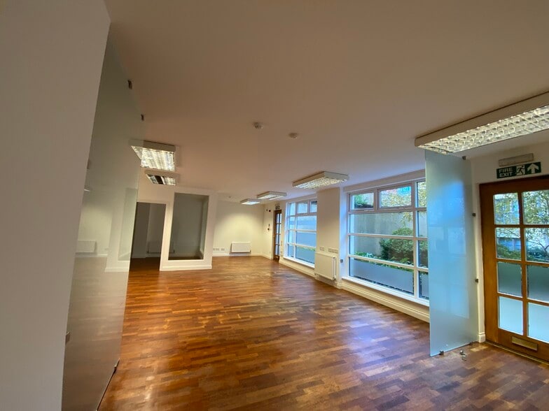 10 Old Tolbooth Wynd, Edinburgh for lease - Building Photo - Image 3 of 6