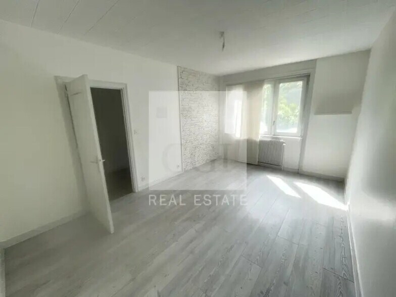 Office in Lyon for lease - Building Photo - Image 2 of 8