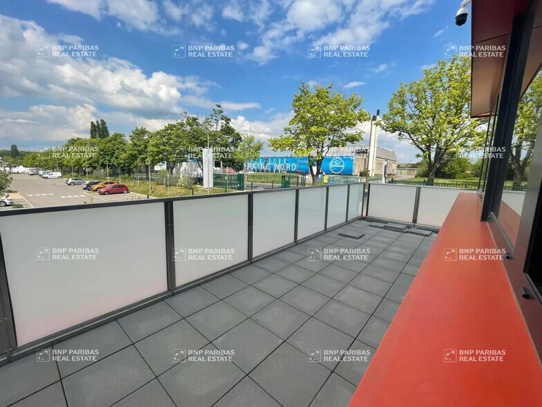 Flex in Metz for lease - Interior Photo - Image 2 of 11