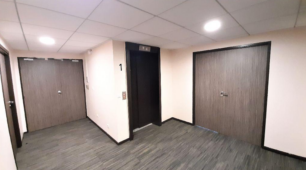 Office in Rueil-Malmaison for lease - Interior Photo - Image 2 of 2