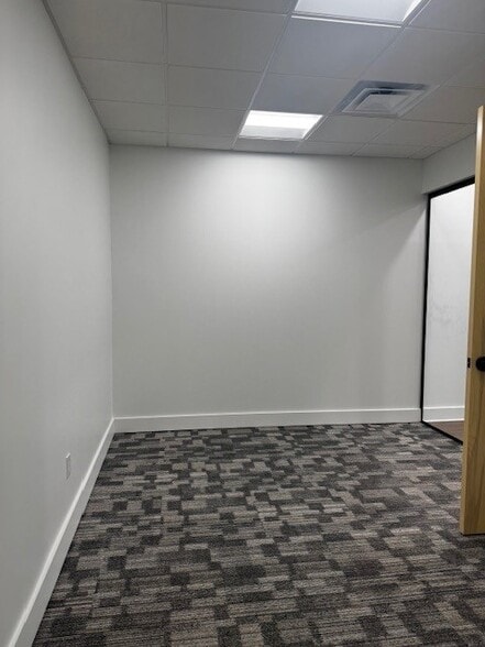 1010 Huntcliff, Atlanta, GA for lease - Interior Photo - Image 3 of 12