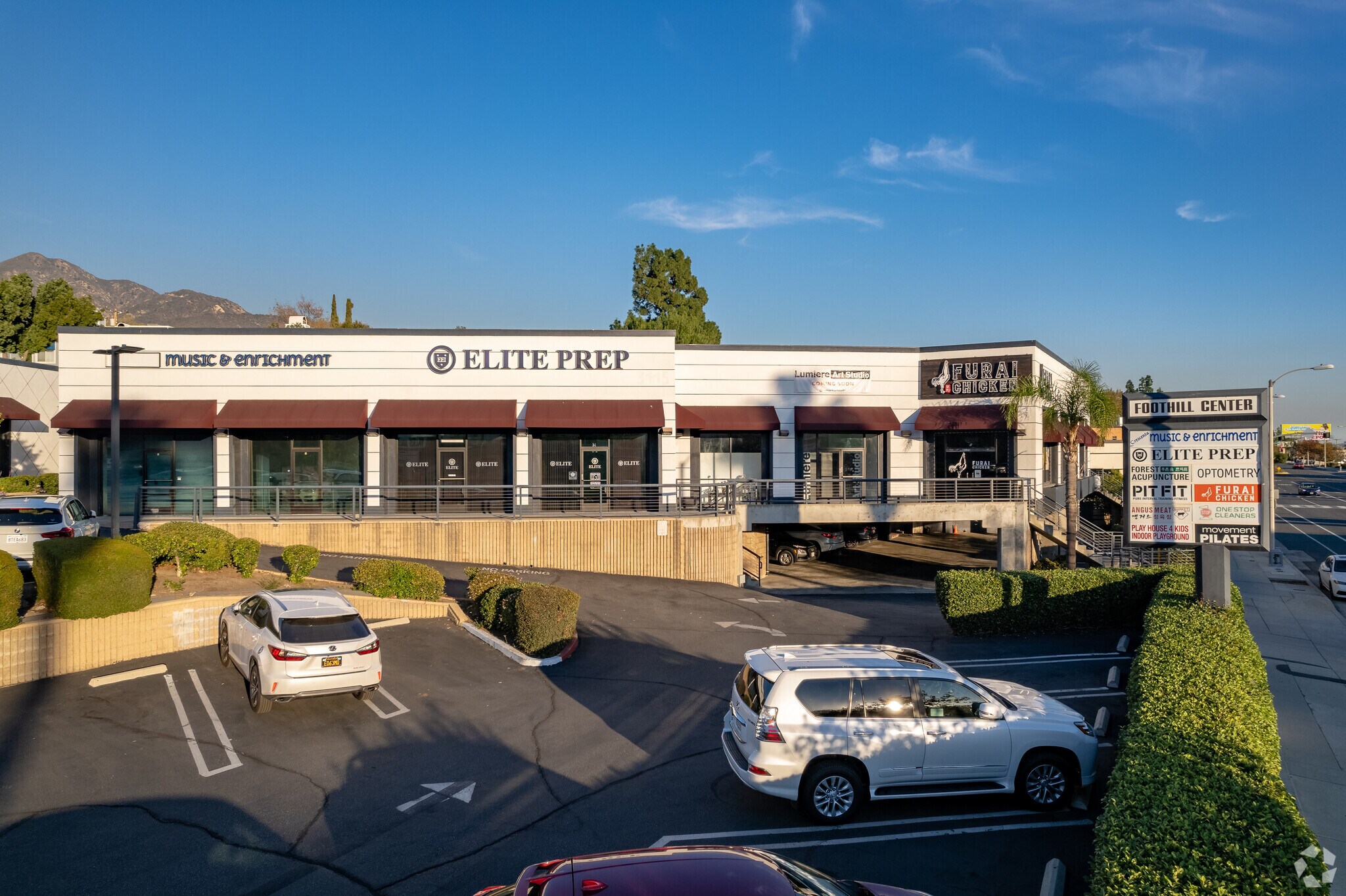 3115 Foothill Blvd, La Crescenta, CA 91214 Ritz Center