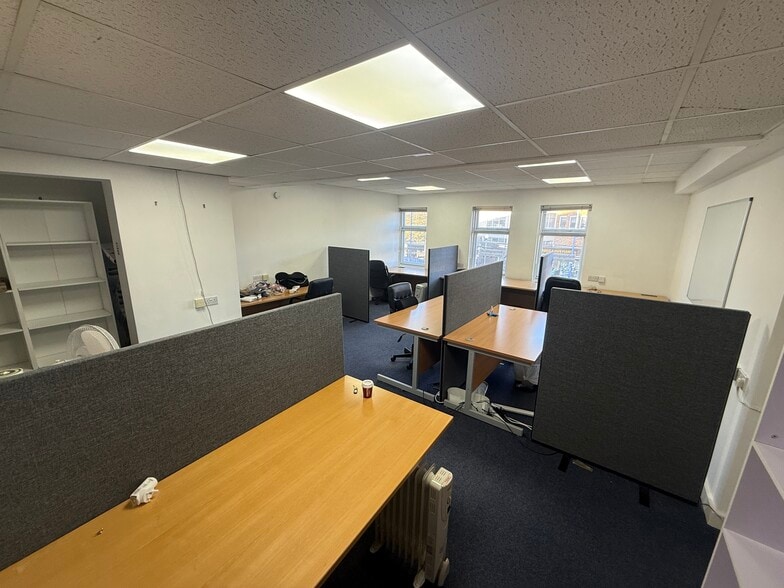 41 Darkes Ln, Potters Bar for sale - Building Photo - Image 3 of 5