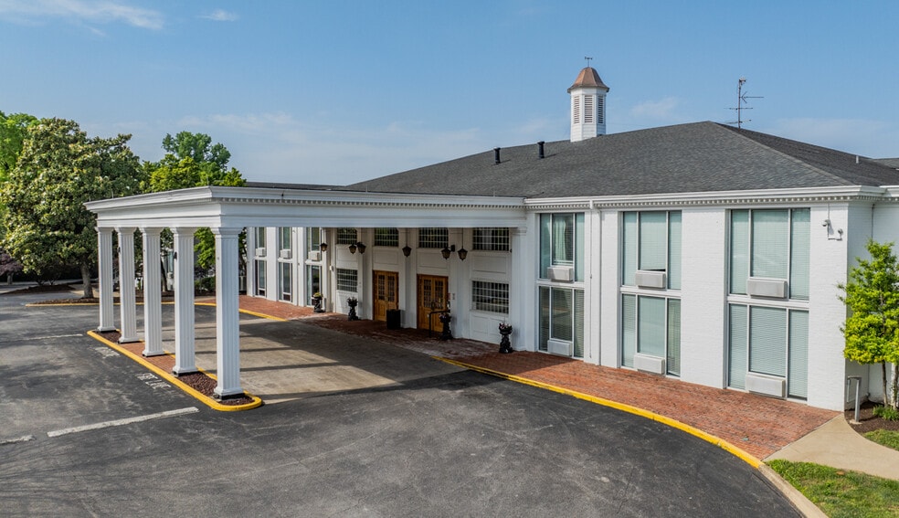 4004 Gardiner Point Dr, Louisville, KY for sale - Building Photo - Image 1 of 16